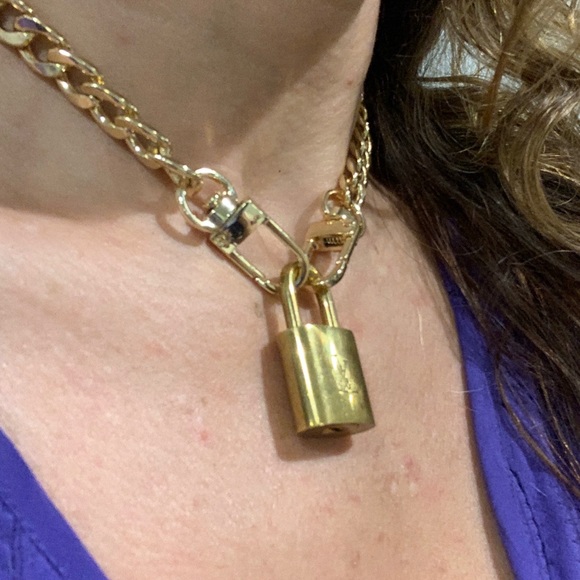 🔒TRENDY🔒 LOUIS VUITTON Lock Necklace - Picture 4 of 5